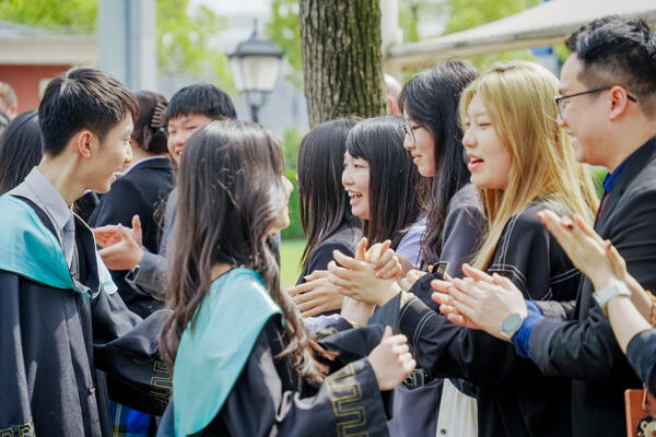 惠灵顿杭州校区高中部毕业典礼,杭州惠灵顿外籍人员子女学校
