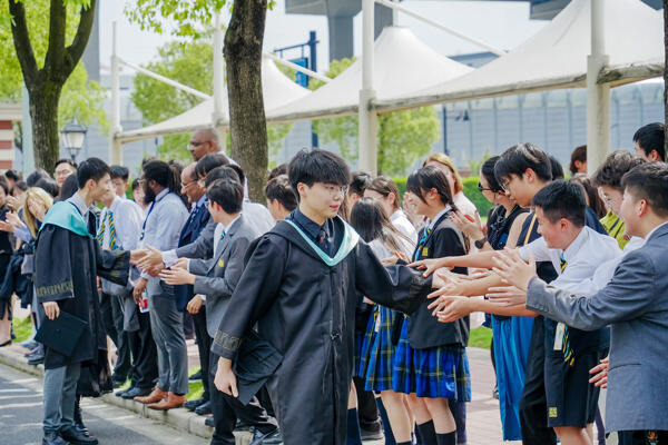 惠灵顿杭州校区高中部毕业典礼,杭州惠灵顿外籍人员子女学校
