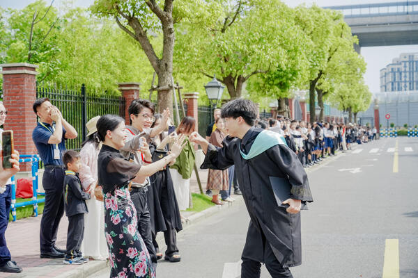 惠灵顿杭州校区高中部毕业典礼,杭州惠灵顿外籍人员子女学校