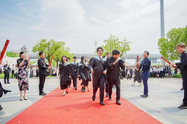 惠灵顿杭州校区高中部毕业典礼,杭州惠灵顿外籍人员子女学校