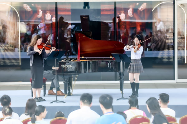 惠灵顿杭州校区学生艺术展开幕式,杭州惠灵顿外籍人员子女学校
