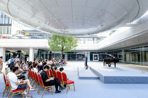 惠灵顿杭州校区学生艺术展开幕式,杭州惠灵顿外籍人员子女学校