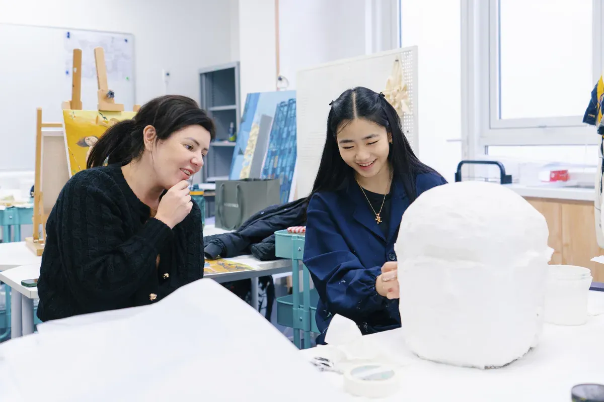 Cathy回顾了她在惠灵顿的四年求学生活，这段时光为她的人生带来了巨大的变化。她在10年级时加入了惠灵顿，并自此踏入了一个崭新的世界。在惠灵顿就读期间，她成为了学院副队长，在工作过程中，她锻炼了宝贵的领导力、与其他成员协调合作的能力和，以及沟通技巧。她还参加了高中音乐剧的试镜和表演，并提升了了自信心。付出终有回报，今年秋天，Cathy将进入她梦寐以求的纽约大学。