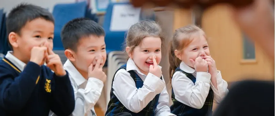 说到如何帮助孩子学习、成长和充分发挥潜能，我们通常会想到要让孩子有充分的营养、体育锻炼，以及创建一个支持性的环境，但有一个因素绝不能被低估，那就是优质睡眠。睡眠是一个自我修复的过程，对孩子的身心健康起着至关重要的作用，并直接影响到他们的学习能力。在深度睡眠时，人的身体会释放大量生长激素，从而修复细胞和组织，促进肌肉发育，增强免疫系统功能。但是，从睡眠中获益的不仅是身体。当我们经历不同睡眠阶段时，大脑会巩固强化白天吸收的所有记忆和信息。我们的神经突触会收缩，这有助于修剪掉我们不再需要的记忆，为新的记忆腾出空间。 