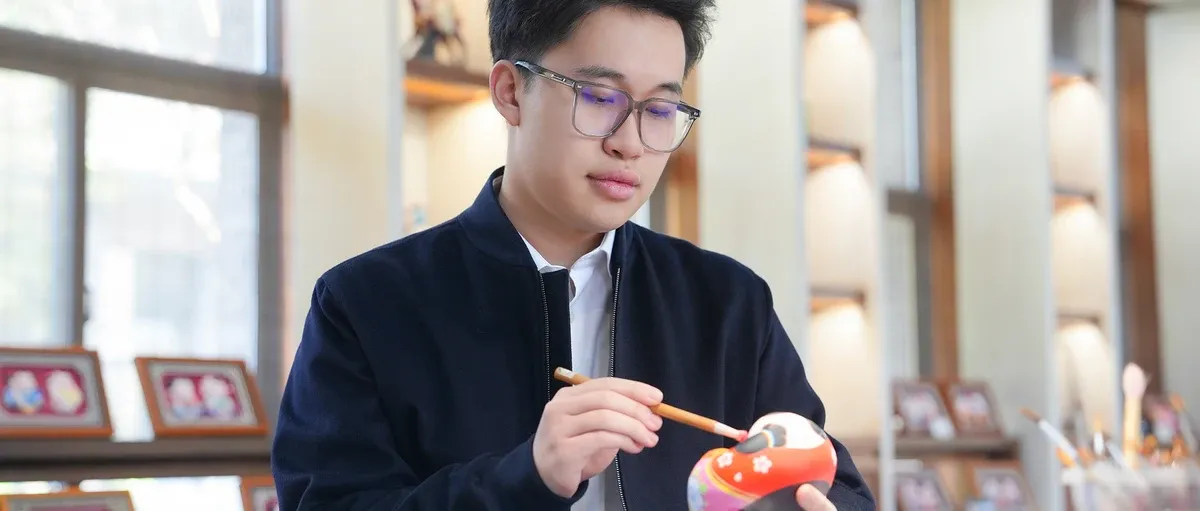 Kevin graduated from Wellington College International Shanghai in 2019. After earning a degree at the University of Southern California, he returned to China now committed to preserving, promoting and developing Huishan clay figures.