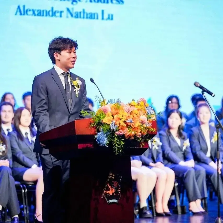 上海惠灵顿2025届毕业典礼:十年育英路,64颗星启程